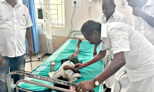 தண்ணீர் குடித்து உடல் நலம் பாதித்த மாணவிகளுக்கு எம்.எல்.ஏ. ஆறுதல்