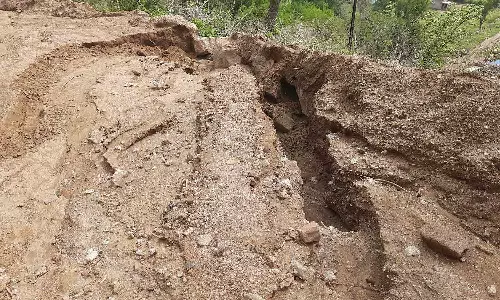 அல்லேரி மலை கிராமத்திற்கு சாலை அமைக்கும் பணியில் தொய்வு