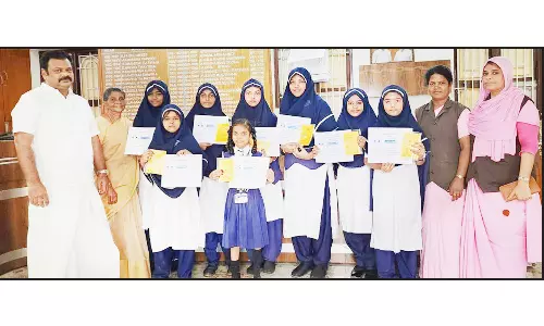 இஸ்லாமியா பள்ளி மாணவிகள் பரிசுகள் வென்றனர்