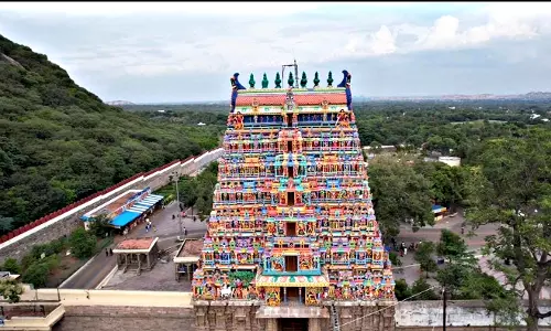 புதுப்ெபாலிவுடன் காட்சி தரும் அழகர்கோவில் ராஜகோபுரம்