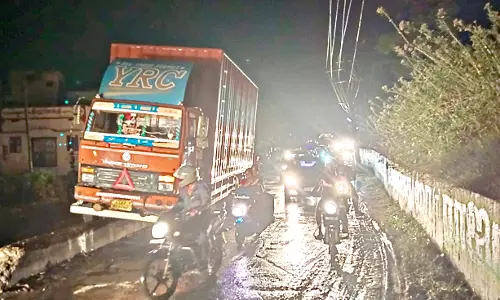 சென்டர் மீடியனில் மோதி தினமும் விபத்தில் சிக்கும் வாகனங்கள்