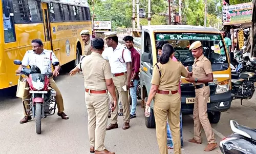 உரிய ஆவணம் இல்லாமல் இயங்கிய ஆட்டோக்கள், வாகனங்கள் பறிமுதல்