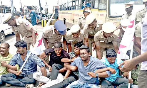 கட்டண உயர்வை கண்டித்து கப்பலூர் சுங்கச்சாவடியில் முற்றுகை போராட்டம்