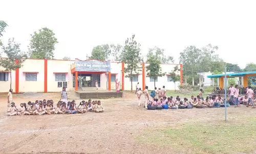 ஆசிரியர் இடமாற்றம் செய்யப்பட்டதை கண்டித்து வகுப்பை புறக்கணித்து தர்ணாவில் ஈடுபட்ட பள்ளி மாணவர்கள்