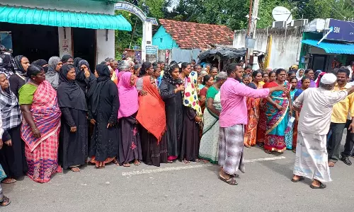 மதுக்கடை அமைக்க எதிர்ப்பு தெரிவித்து தென்கரைக்கோட்டையில் பெண்கள் கண்டன ஆர்ப்பாட்டம்