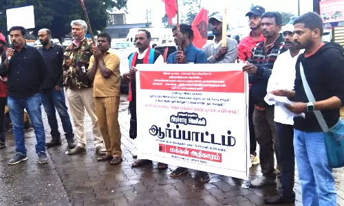 கோத்தகிரியில் கொட்டும் மழையில்  ஆர்ப்பாட்டம்