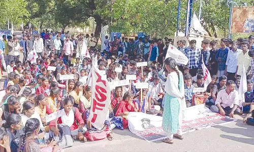 தஞ்சையில், கல்லூரி மாணவர்கள் ஆர்ப்பாட்டம்