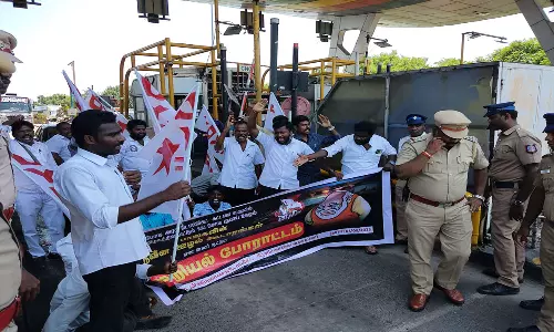 விக்கிரவாண்டியில் பரபரப்பு கட்டண உயர்வை கண்டித்து சுங்கச்சாவடியில் மறியல்