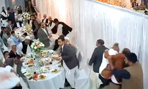 திருமண விருந்தில் நாற்காலிகளை வீசி சண்டை போட்ட உறவினர்கள்