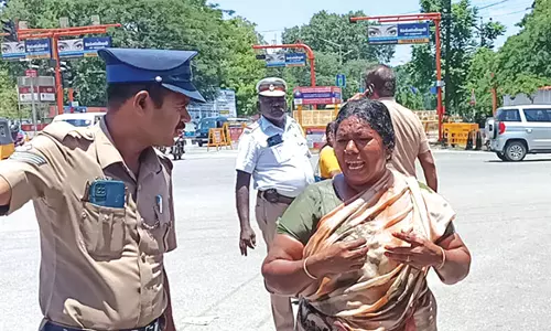 சேலம் கலெக்டர் அலுவலகத்தில் பெண் தீ குளிக்க முயற்சி