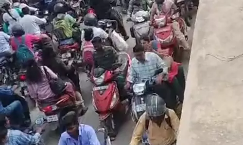 ஓசூர் ரயில் நிலையம் அருகே கடும் போக்குவரத்து நெரிசல்-வாகன ஓட்டிகள் அவதி