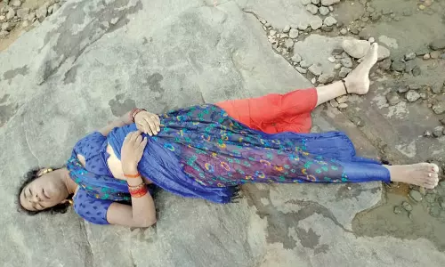 காவிரி ஆற்றில் மூழ்கி திருநங்கை சாவு