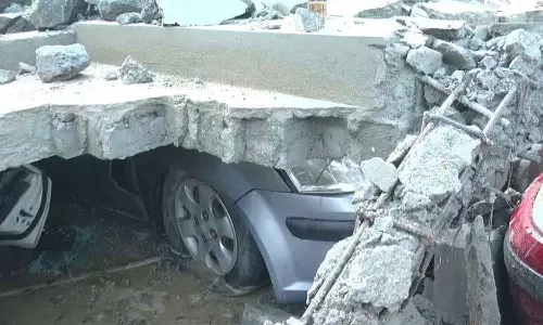 சித்தோடு அருகே பலத்த மழையால் 40 அடி மதில் சுவர் இடிந்து விழுந்து 8 கார்கள் சேதம்