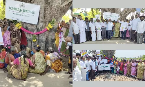 கொமக்கம்பேடு கிராமத்தில் பெண்கள் மரத்தை கட்டிப்பிடித்து ஒப்பாரி வைத்து அழுது போராட்டம்