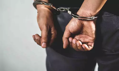 வெள்ளகோவில் அருகே நூல் மில்லில் திருடிய 2 பேர் கைது