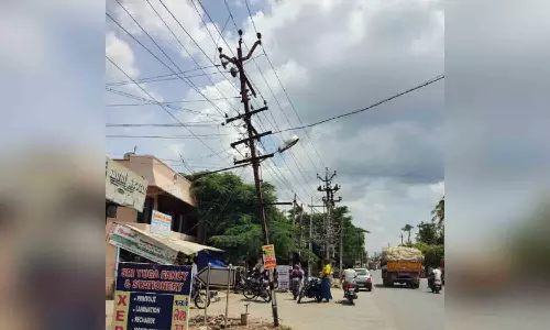ஆபத்தான மின்கம்பத்தை மாற்றி அமைக்க கோரிக்கை
