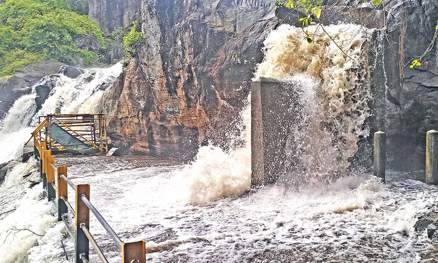 மணிமுத்தாறு அருவியில் வெள்ளப்பெருக்கால் சுற்றுலா பயணிகள் குளிக்க தடை