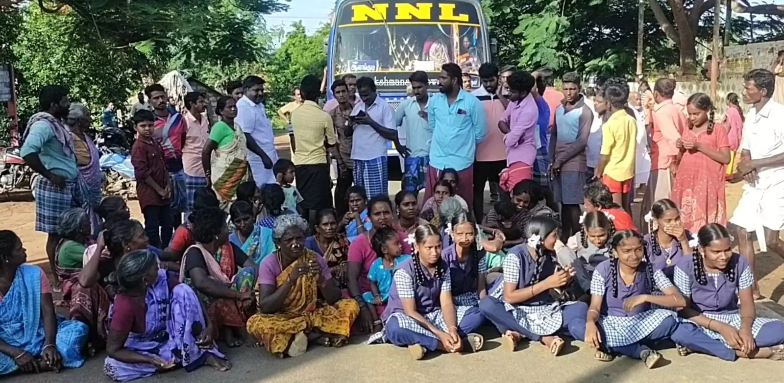 சாலை வசதி கேட்டு கிராம மக்கள் சாலை மறியல் சாலை வசதி கேட்டு கிராம மக்கள் சாலை மறியல்