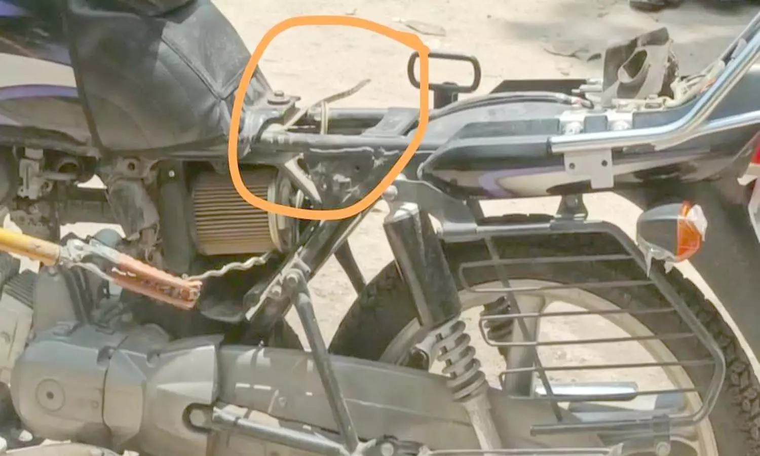 பைக்கில் நுழைந்த கொம்பேரி மூக்கன் பாம்பு பைக்கில் நுழைந்த கொம்பேரி மூக்கன் பாம்பு