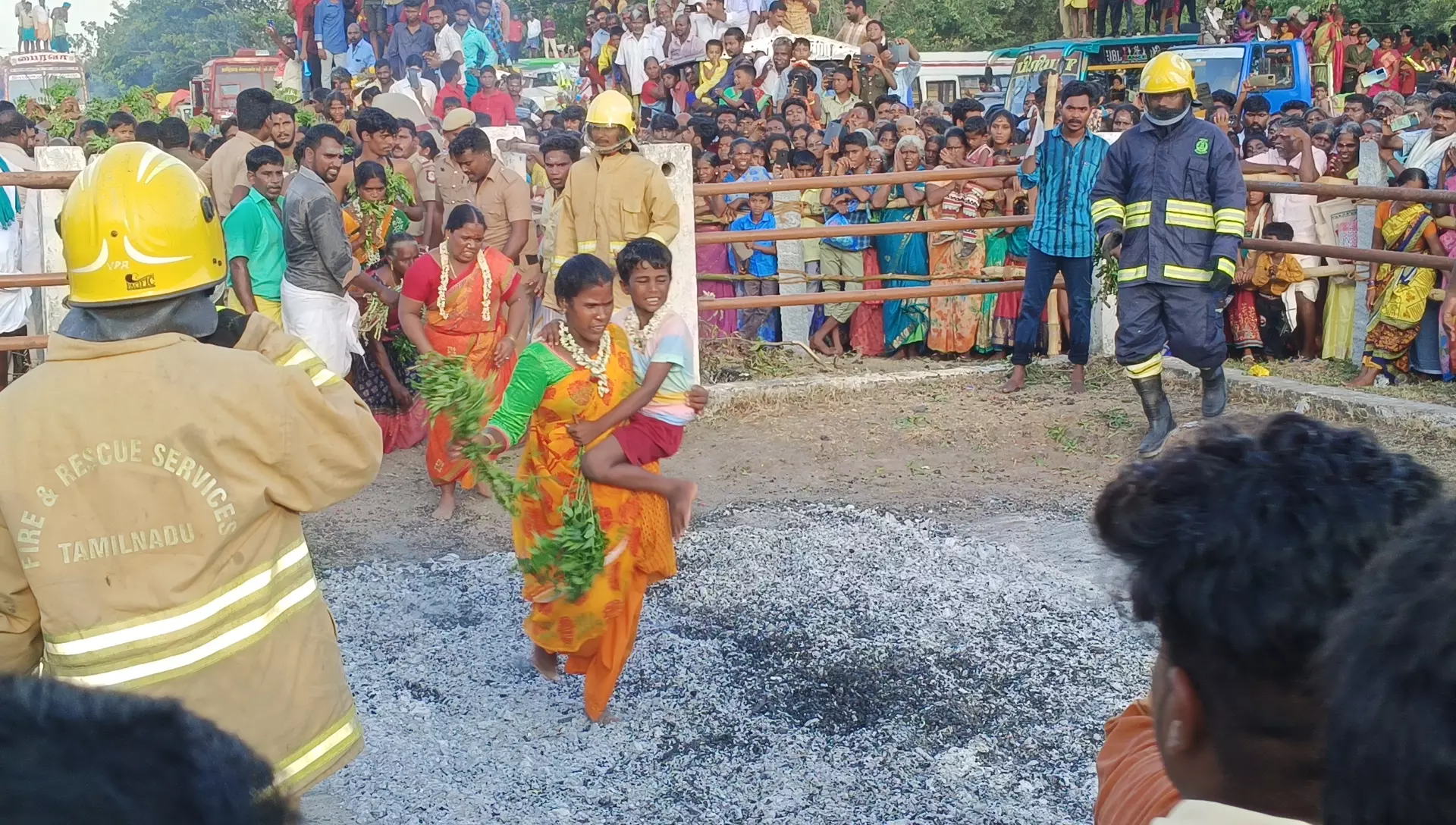 காளிங்கராயநல்லூர் கிராமத்தில் தீமிதி திருவிழா காளிங்கராயநல்லூர் கிராமத்தில் தீமிதி திருவிழா