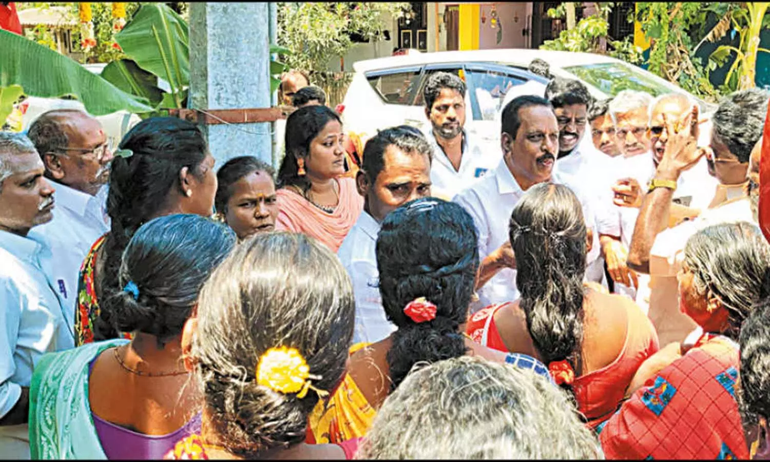ரேஷன் கடை கேட்டு எம்.எல்.ஏ.விடம் கிராம மக்கள் கோரிக்கை ரேஷன் கடை கேட்டு எம்.எல்.ஏ.விடம் கிராம மக்கள் கோரிக்கை