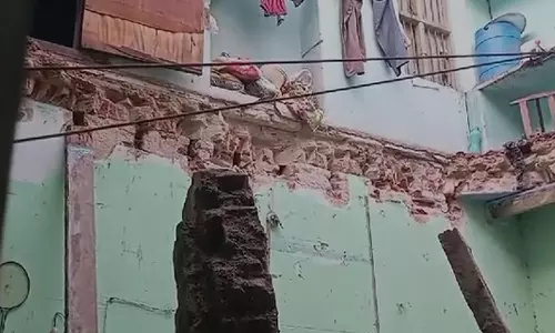 ஈரோட்டில் கனமழை- மேற்கூரை இடிந்து விழுந்து தாய், மகன் பலி