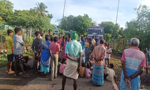 வீட்டிற்குள் புகுந்த மழைநீர் கிராம மக்கள் சாலை மறியலால் போக்குவரத்து பாதிப்பு