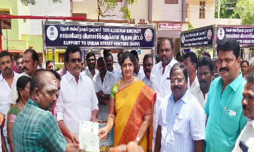 தேனி அல்லிநகரம் நகராட்சியில் சாலையோர வியாபாரிகளுக்கு தள்ளு வண்டி