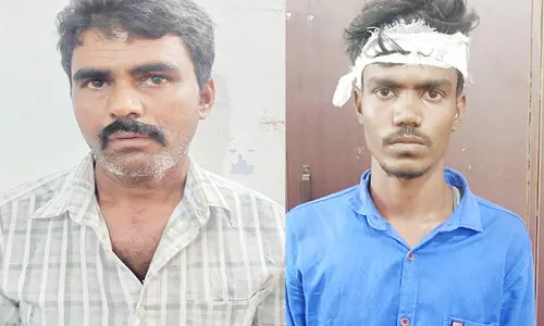 மணப்பாறை அருகே மூதாட்டி உள்பட 4 பேரை அரிவாளால் வெட்டிய தந்தை-மகன்