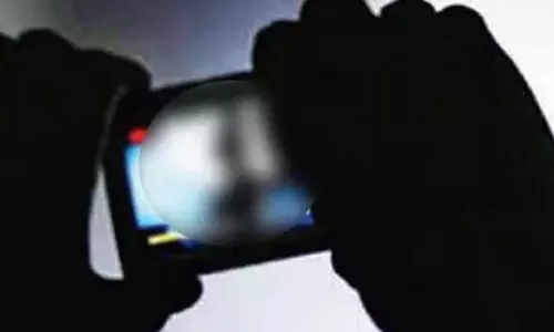 காளஹஸ்தி கோவில் அருகே லாட்ஜில் இளம்பெண் குளிப்பதை வீடியோ எடுத்த ஊழியர்- பக்தர்கள் அதிர்ச்சி