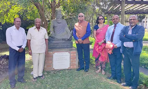 திருவள்ளுவர் சிலைக்கு, தமிழ்ச்சங்கத்தினர் மரியாதை