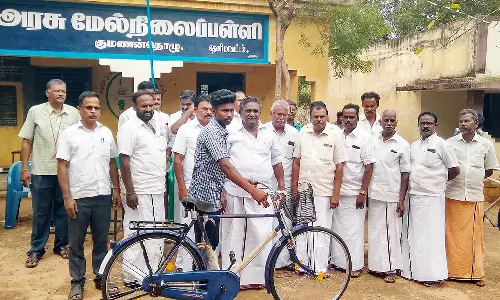குமணந்தொழுவில் மாணவர்களுக்கு இலவச சைக்கிள்கள்