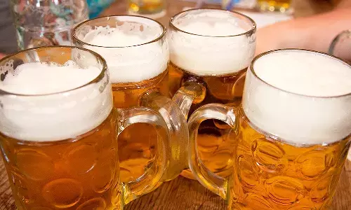 நிலக்கோட்டையில் பிறந்தநாள் கொண்டாட்டத்தில் மது அருந்திய மாணவிகள்