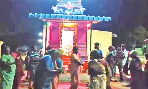 வாழப்பாடி அருகே மழை வேண்டி யாசகம் பெற்ற உணவை அம்மனுக்கு படைத்து பெண்கள் வினோத வழிபாடு