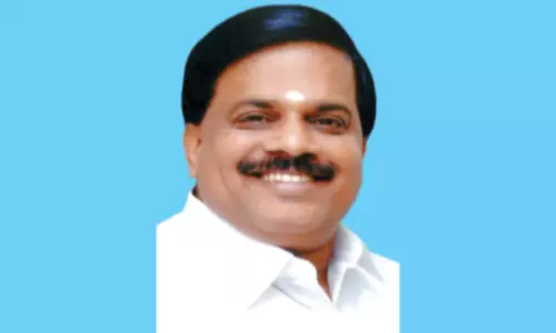 ஆவின் நிர்வாகம் விஜிலென்ஸ், அதிகாரிகள் மூலமும்  பால் உற்பத்தியாளர் கூட்டுறவு சங்கங்களை மிரட்டுவதை கைவிட வேண்டும்