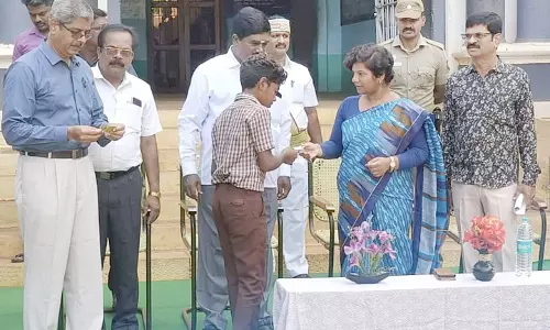 பள்ளி மாணவ-மாணவிகள் 22,985 பேருக்கு இலவச பஸ் பாஸ்