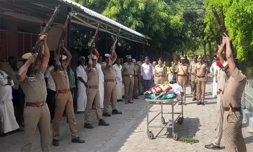 இறந்த இன்ஸ்பெக்டர் உடலுக்கு 21 குண்டுகள் முழங்க இறுதி மரியாதை