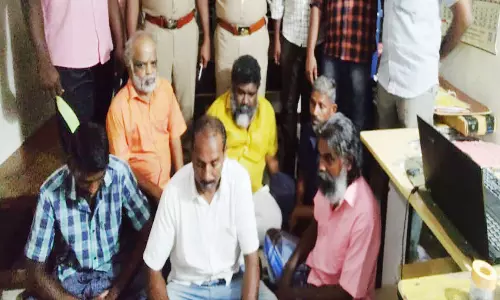 விலை உயர்ந்த வாகனங்களை திருடி ஓ.எல்.எக்ஸ் மூலம் விற்று மோசடி