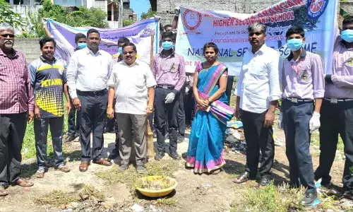 அம்மன் கோவில் குளத்தை தூய்மை செய்த நாட்டு நல பணித்திட்ட மாணவர்கள்