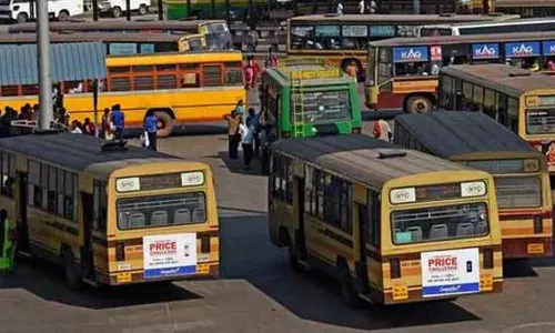 ஆவடி பகுதியில் பஸ் போக்குவரத்து குறைக்கப்பட்டதால் பயணிகள் கடும் அவதி