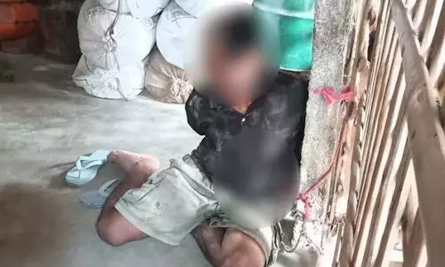 உரிமையாளர் மனைவிக்கு பாலியல் தொல்லை: வாலிபருக்கு மொட்டையடித்து செருப்பு மாலை அணிவித்த பொதுமக்கள்