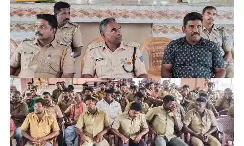 மதுப்பிரியர்களை இலவச ஆட்டோவில்  அழைத்துச் செல்வதை தடுக்க வேண்டும்