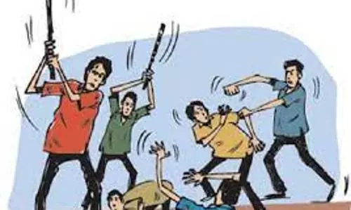 4 பேரை அரிவாளால் வெட்டிய தந்தை - மகன்