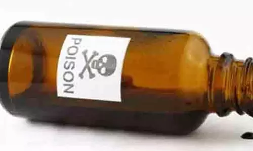 கந்துவட்டி கேட்டு மிரட்டியதால் விஷம் குடித்த தொழிலாளி- காங். பெண் பிரமுகர்-பஞ்.துணை தலைவர் உள்பட 3 பேருக்கு வலைவீச்சு