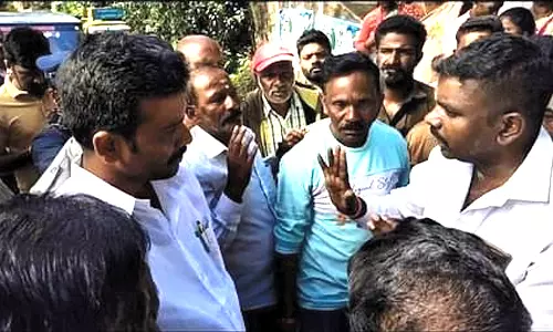 குன்னூரில் அடிப்படை வசதி செய்து தரக்கோரி  பொதுமக்கள் சாலைமறியல்