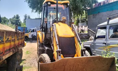 மொரம்பு மண் கடத்திய லாரி, பொக்லைன் எந்திரம் பறிமுதல்