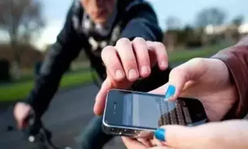 பொள்ளாச்சியில் ஒரே நாளில் போலீஸ்காரர்- நர்சு  உள்பட 3 பேரிடம் செல்போன் பறிப்பு