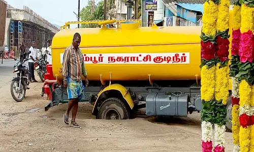சாலை பள்ளத்தில் குடிநீர் லாரி சிக்கியது