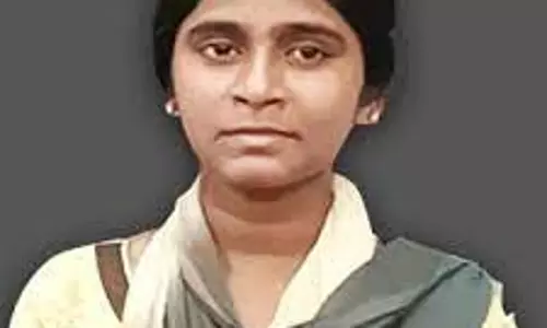 அனிதா படத்திற்கு மலர் தூவி மரியாதை