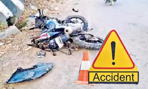 பைக் மோதி பள்ளி மாணவன், வாலிபர் பலி